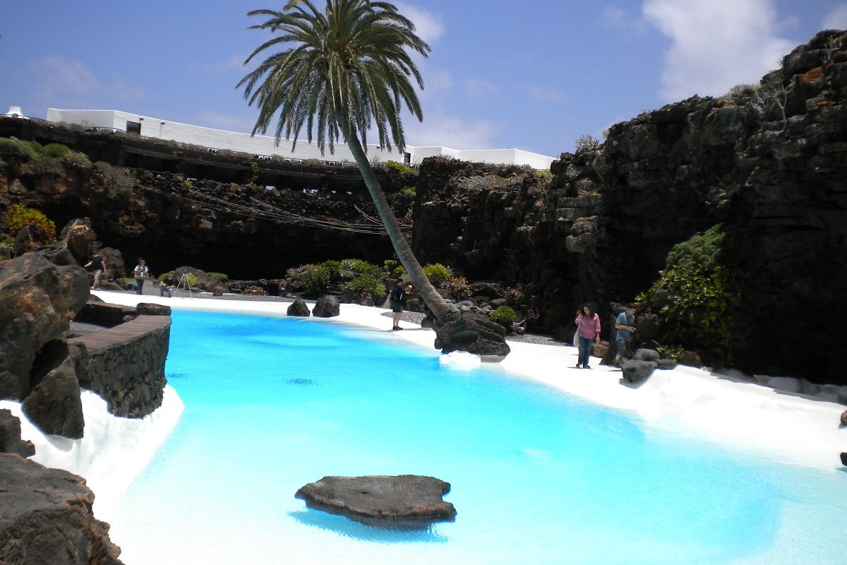 The contrasting pool at the center of the Jameo Grande.