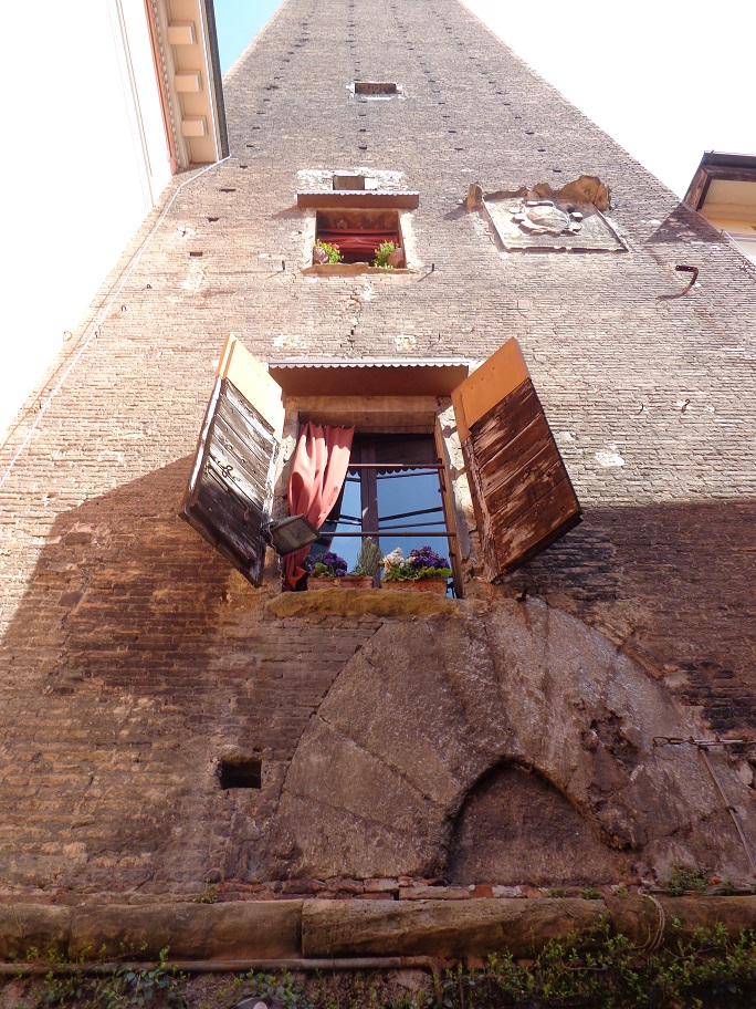 Bologna things to do: Torre Prendiparte