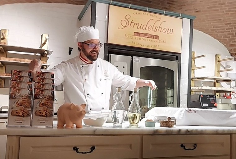 The strudel show at Residenz Cafe in Vienna