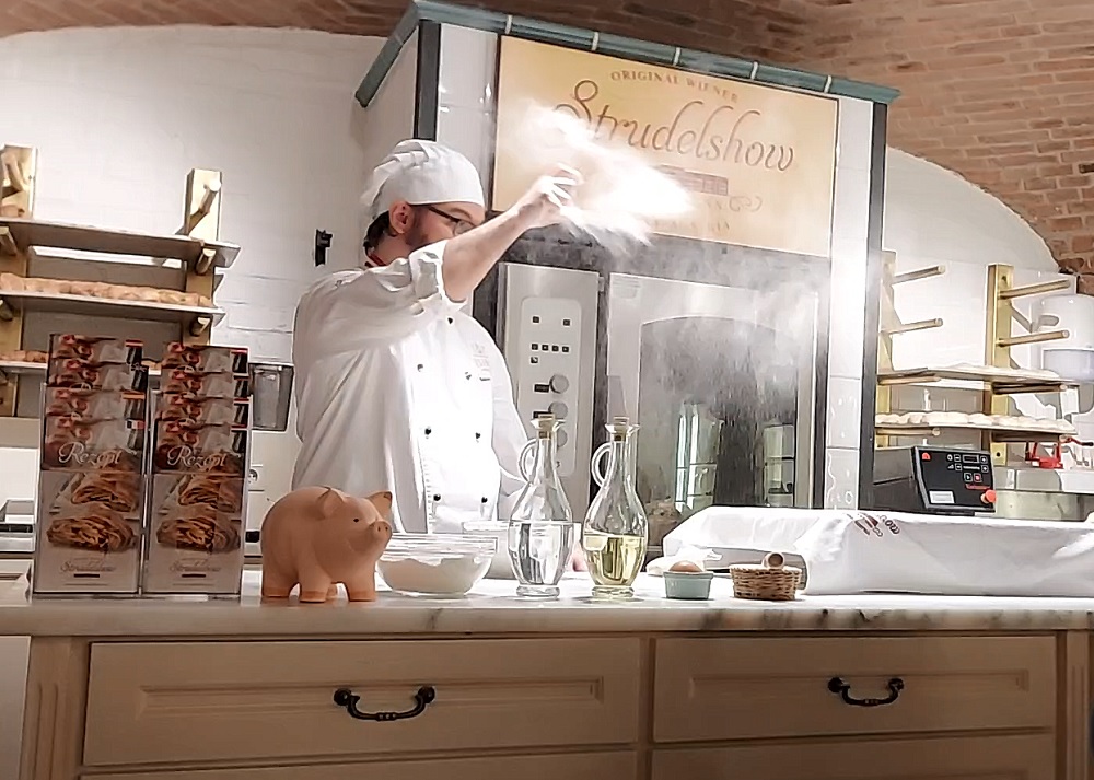 Strudel show at Cafe Residenz