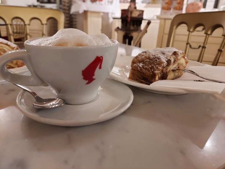 Melange, a Viennese coffee with milk foam 